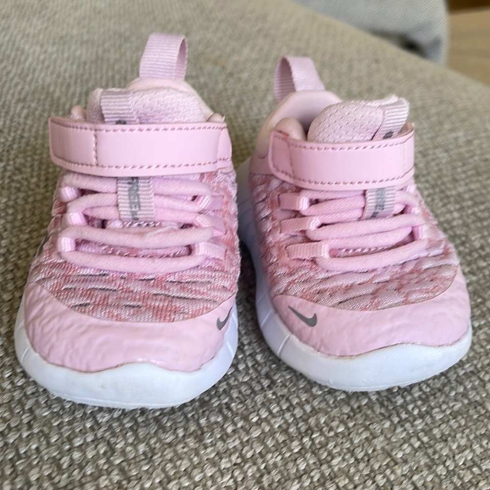 Nike free pink toddler shoe - EUC